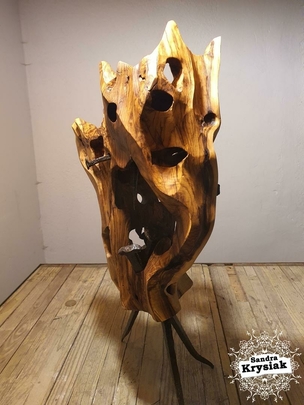 Pablo Guerreiro. Escultura tallada en madera de olivo y clavos de hierro. 2021