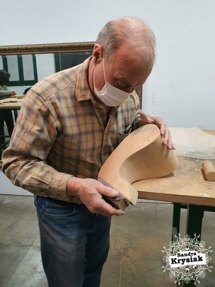 Jose con su escultura abstracta en cedro tropical.