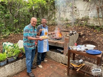 El asador y el anfitrión, sí, en ese orden.