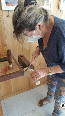 Francoise. Tallando escultura. 2020