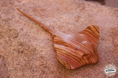 Lurdes. Raya tallada en madera de zebrano.