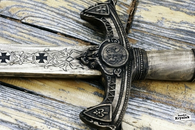 Ismael. Detalle de espada tallada en madera.