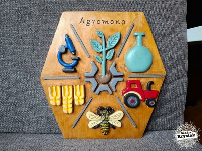 Talla de relieve policromado (Para su hijo, ingeniero agrónomo) Fernando González.