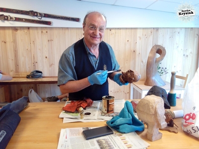 Jose Antonio M.S. Terminando escultura de Cervantes. Taller Collado Villalba 2017.