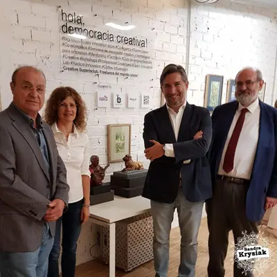 Grupo junto a una obra en una exposición de Miguel