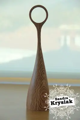 Escultura alargada con un aro en lo alto