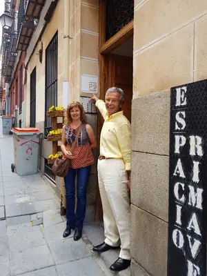 Dos personas en la entrada de una sala de exposiciones