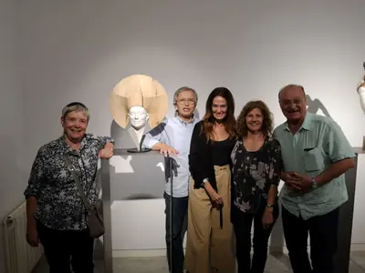 Grupo sonriente en una exposición