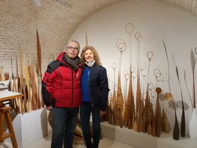 Dos personas entre esculturas en una exposición