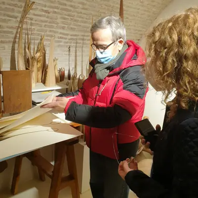 Visita a una exposición con esculturas verticales