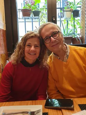 Dos personas sonrientes en una mesa