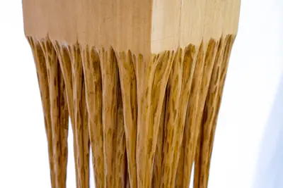 Ver detalle del remate superior, donde los cordones nacen del bloque macizo a tamaño completo