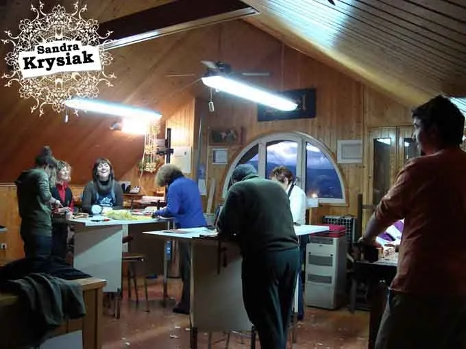 Manos de un alumno tallando madera con gubia durante un curso