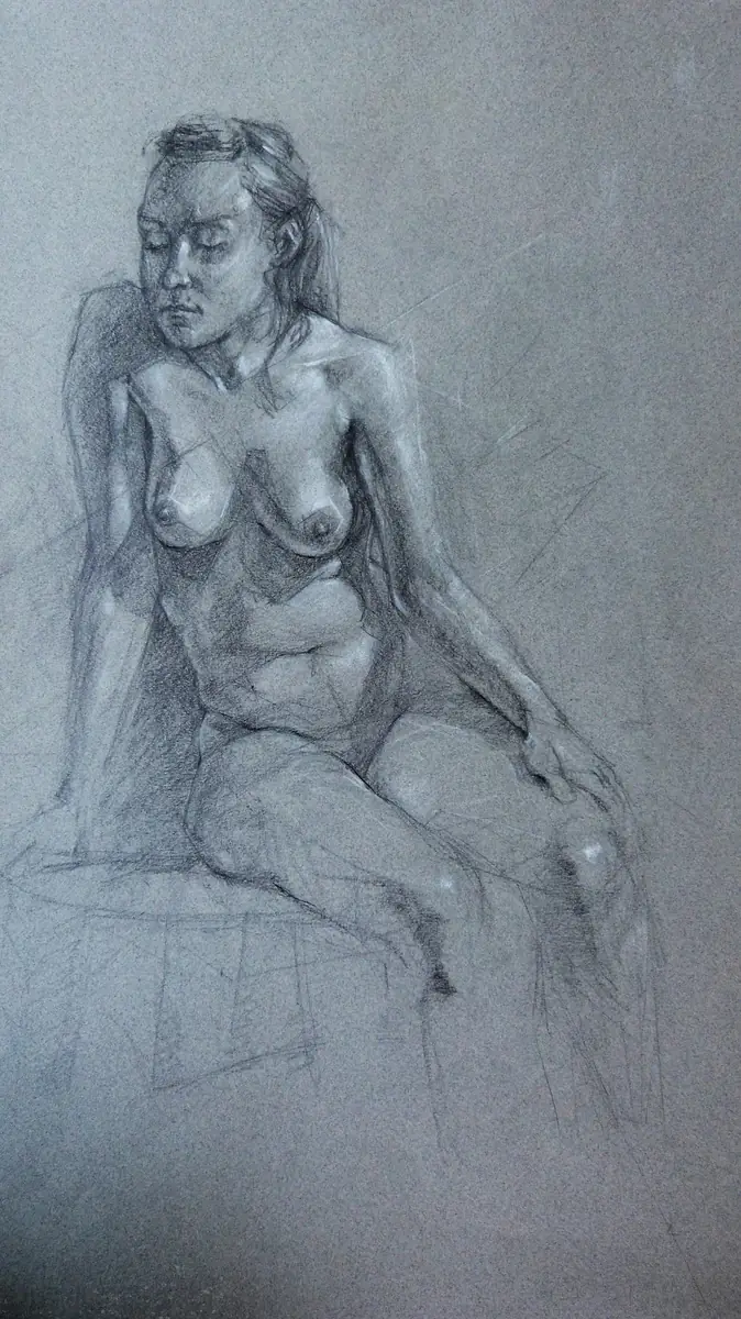 Dibujo de Axel de una figura femenina sentada, con luces y sombras sobre el cuerpo