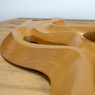 Ver Eclosión apoyada sobre una mesa de madera, vista en escorzo desde arriba a tamaño completo