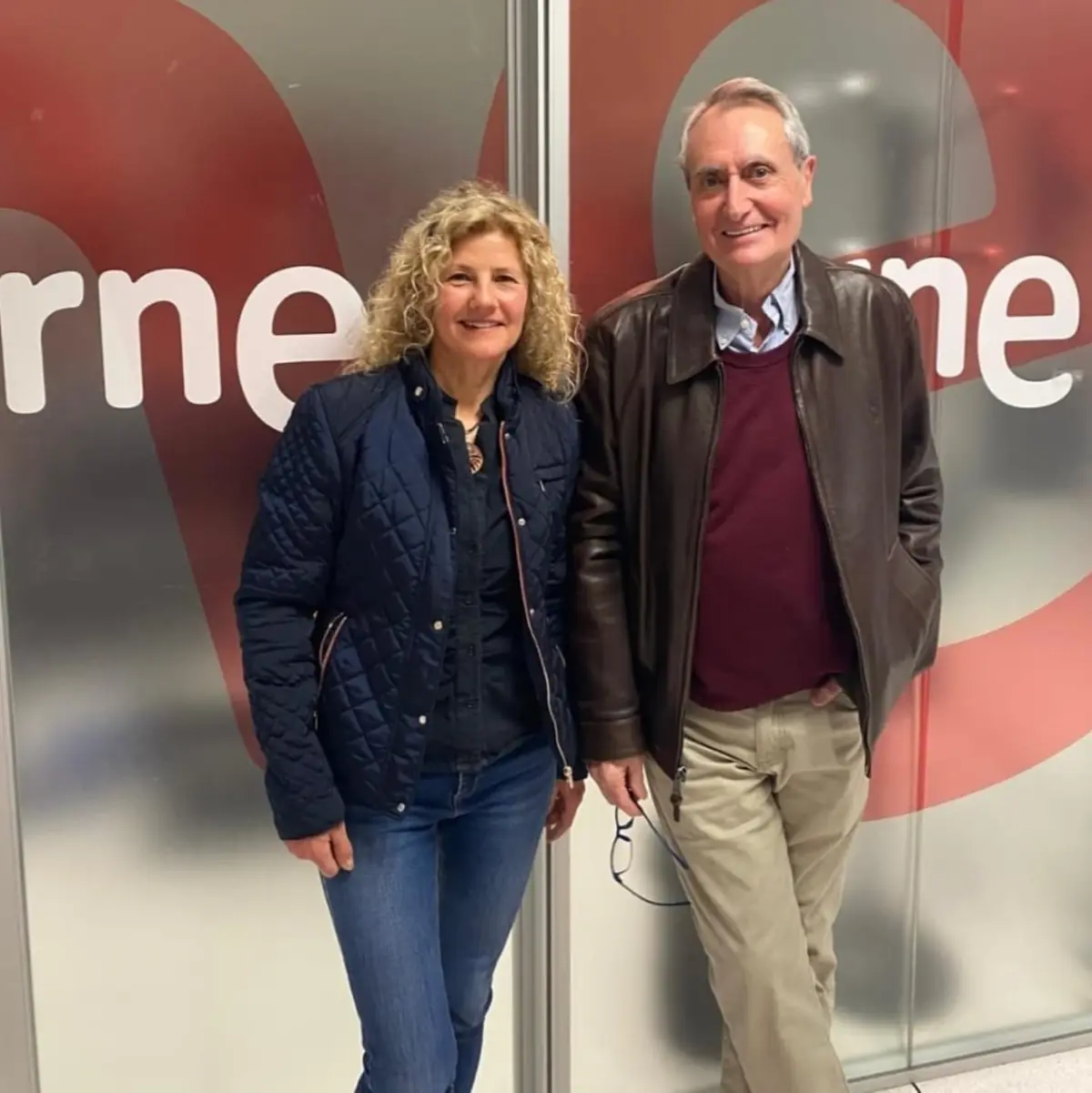 Sandra Krysiak y su alumno Javier Martínez Hermoso posan ante el logotipo de RNE.