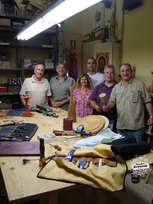 Grupo junto a las piezas y herramientas del taller