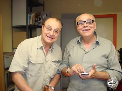 Dos alumnos sonrientes con una talla