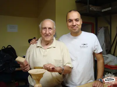 Dos alumnos muestran sus piezas
