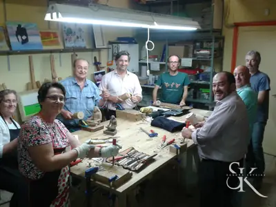 Grupo alrededor de la mesa del taller