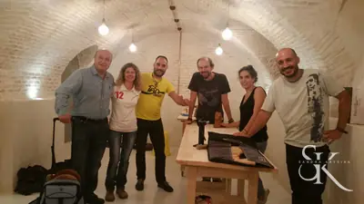 Grupo junto a las mesas bajo una bóveda