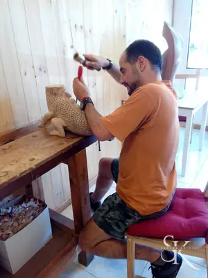 Alumno trabajando una pieza en vertical