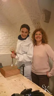 Dos alumnas junto al banco