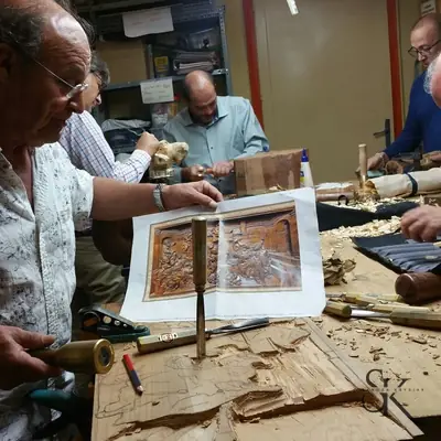 Alumnos trabajan con una foto de referencia