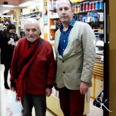 Dos alumnos en una sala de exposición