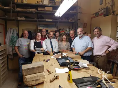 Grupo en el taller con sus herramientas