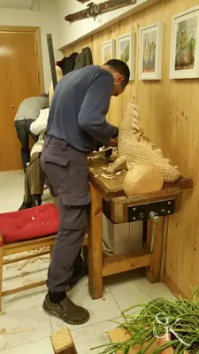 Alumno trabajando una pieza junto a la pared