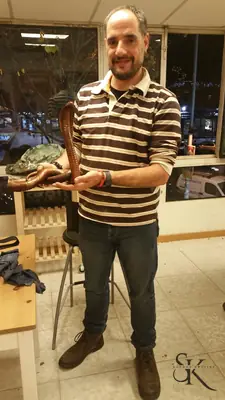 Alumno que muestra su trabajo junto al banco