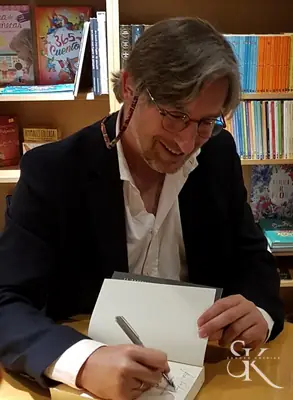 Alumno escribiendo en un libro
