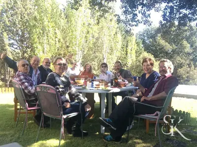 Grupo comiendo al aire libre