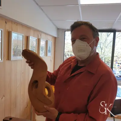 Alumno con mascarilla que muestra una talla curva