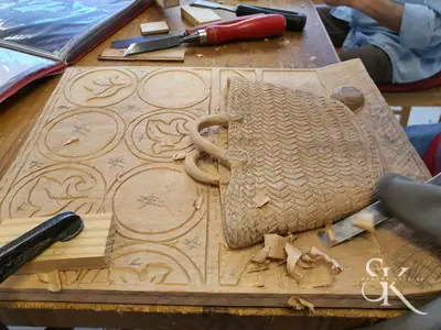 Relieve y cuenco en proceso sobre la mesa