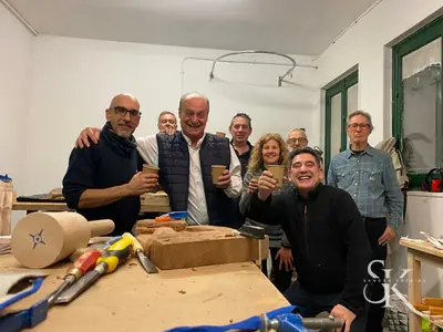 Grupo sonriente con sus trabajos
