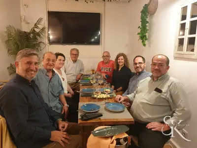 Grupo compartiendo una comida