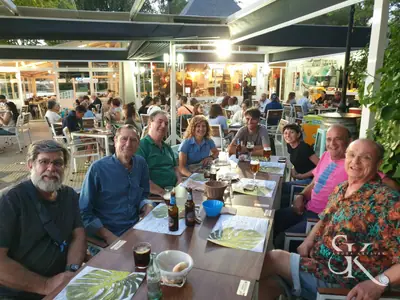 Grupo alrededor de la mesa del taller