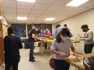 Clase de talla con varias mesas de trabajo