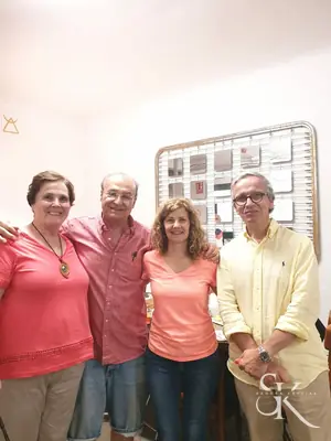 Cuatro personas sonrientes junto a las tallas