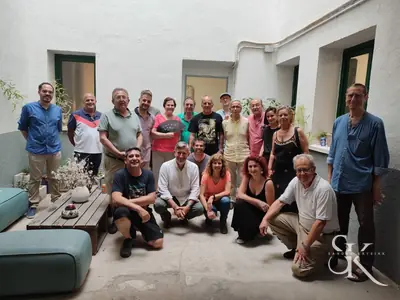Grupo posando en un aula con esculturas