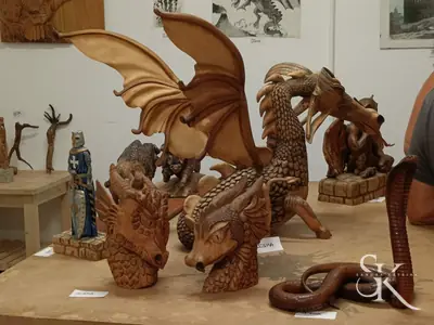 Dragones y otras tallas expuestas en el taller
