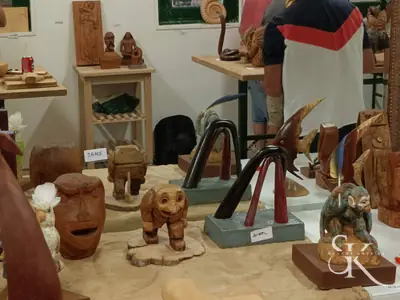 Mesa con figuras y relieves de alumnos