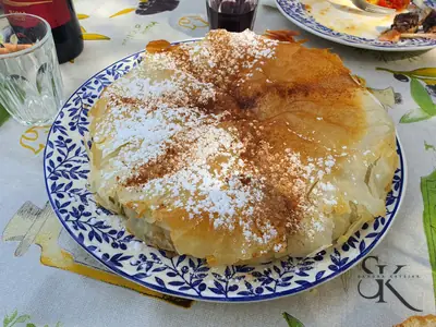 Plato de repostería durante un descanso
