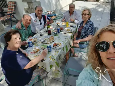 Autorretrato del grupo durante una comida