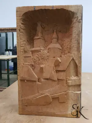 Relieve de edificios en el interior de un tronco