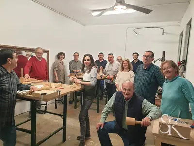 Grupo reunido alrededor del banco del taller