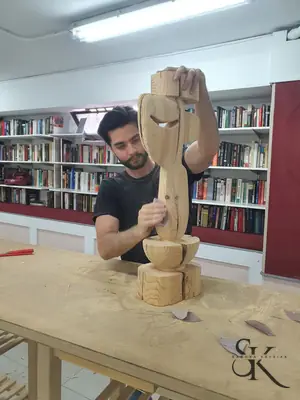Alumno trabajando una escultura vertical