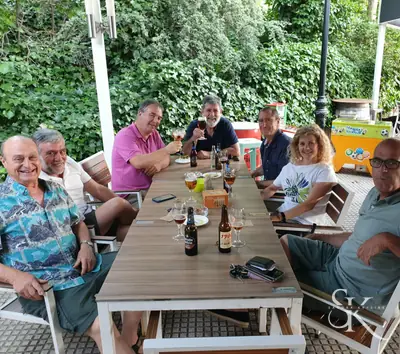 Grupo compartiendo mesa en un jardín